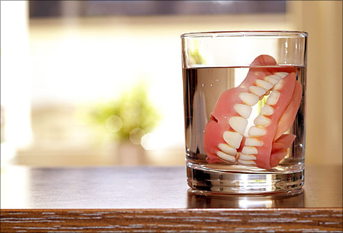 agefoto_rm_photo_of_dentures_soaking_in_glass_of_water
